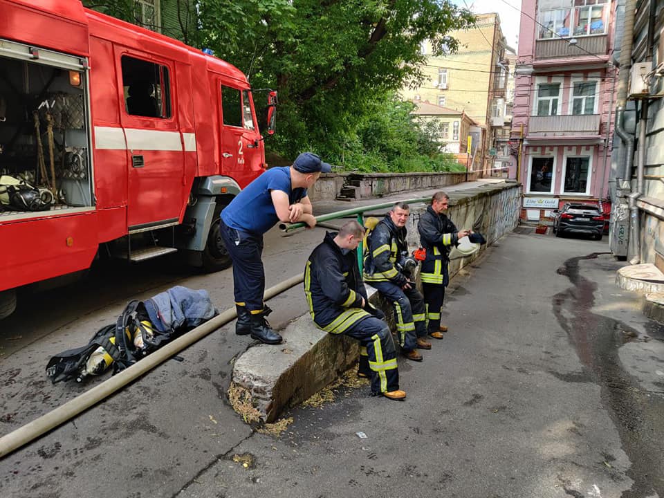 В Киеве во время пожара в квартире погибла женщина