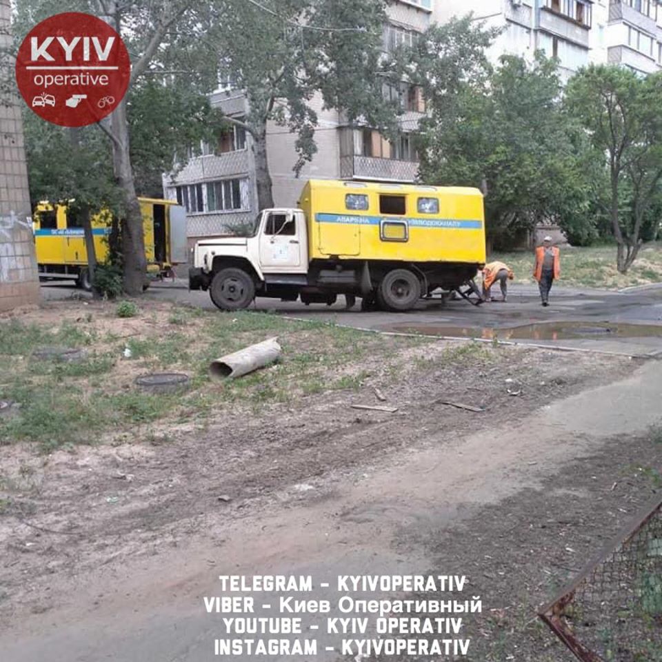 В Киеве грузовик водоканала провалился в яму