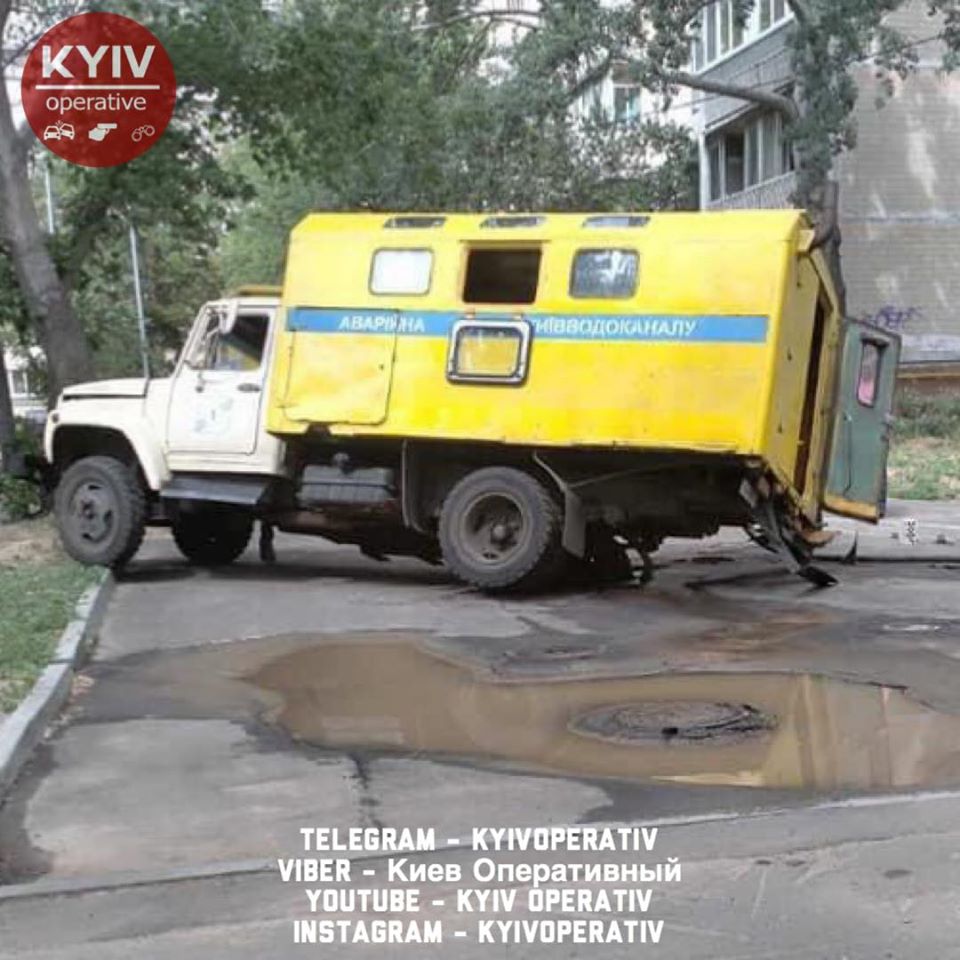 В Киеве грузовик водоканала провалился в яму