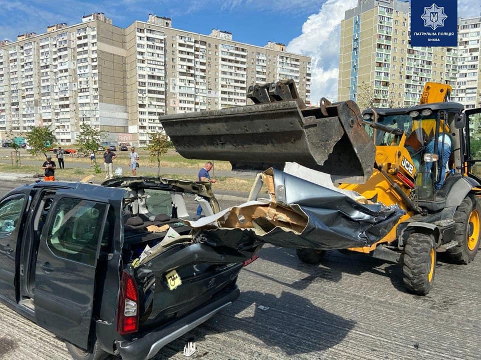 В Киеве экскаватор снес ковшом крышу машины