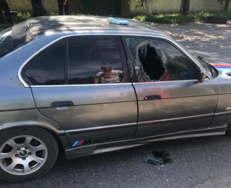 В Одессе пьяный водитель на BMW сбил полицейского и проехал с ним на капоте более 100 метров