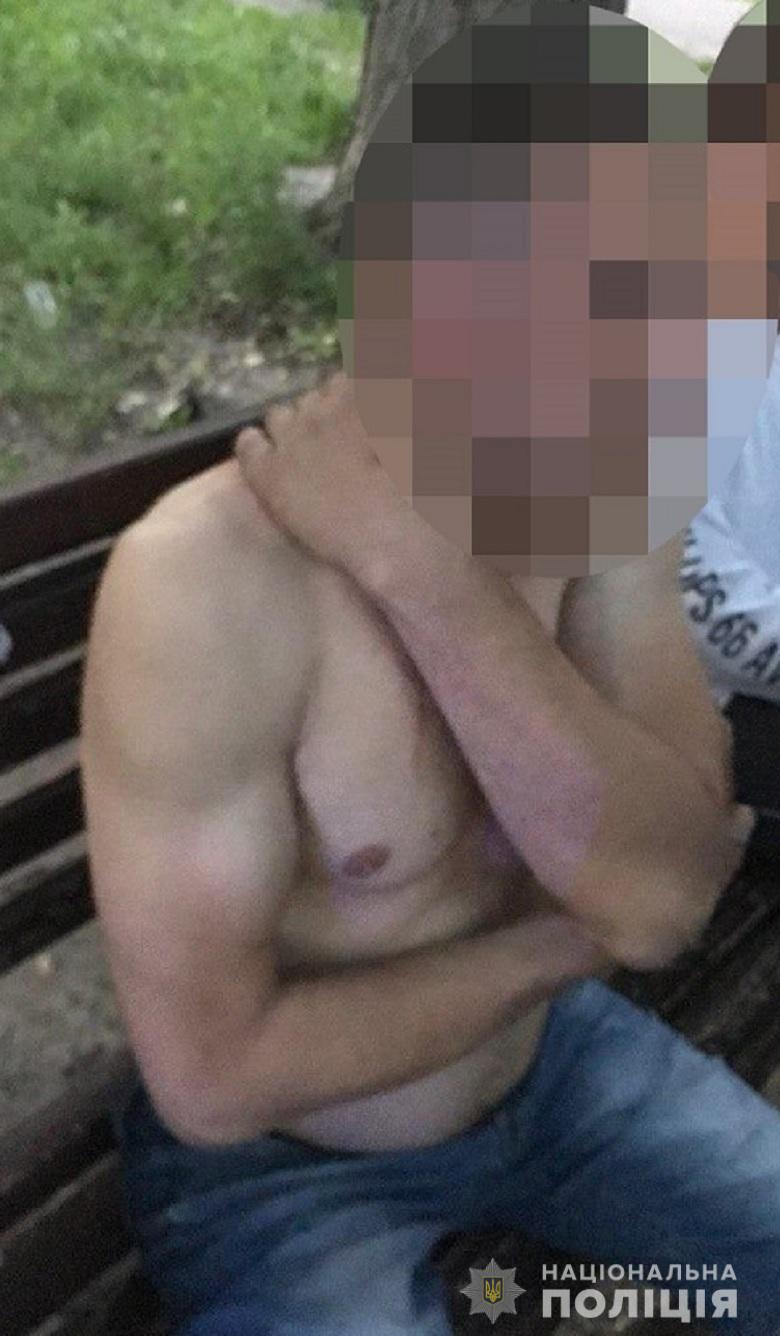 В Киеве хулиган ударил ножом двух мужчин