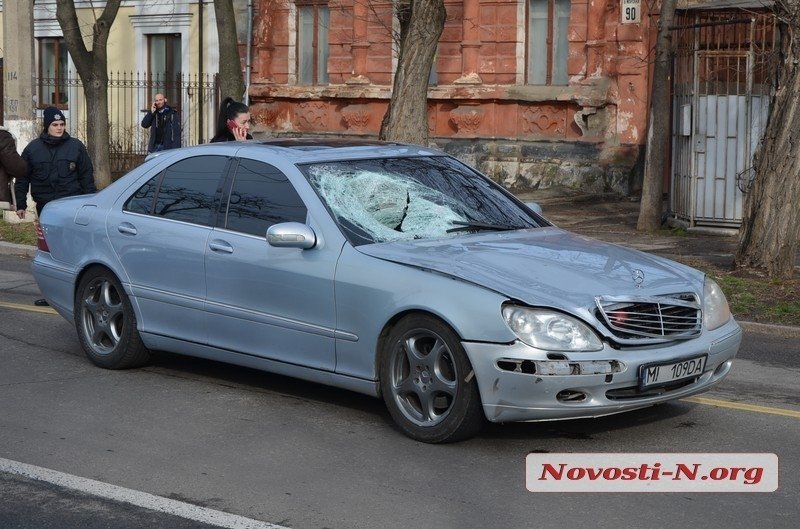 Мужчина на "Mercedes" сбил женщину насмерть. Фото: Novosti-N