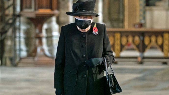 Елизавета II впервые с начала эпидемии надела маску на публике. Фото: news.sky.com