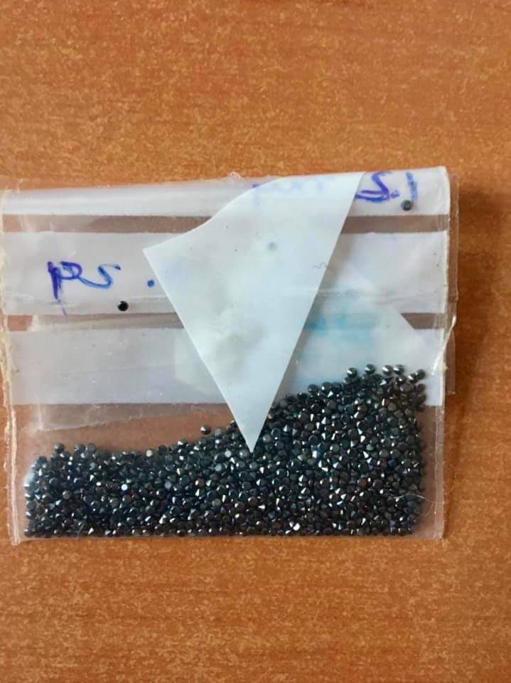 В Украину из Индии пытались провести 90 карат черных бриллиантов. Фото: facebook.com/KYIVcustomsUA