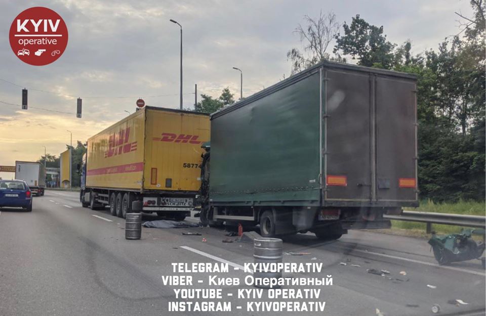 При въезде в Киев произошло ДТП при участии грузовиков. Фото: facebook.com/KyivOperativ