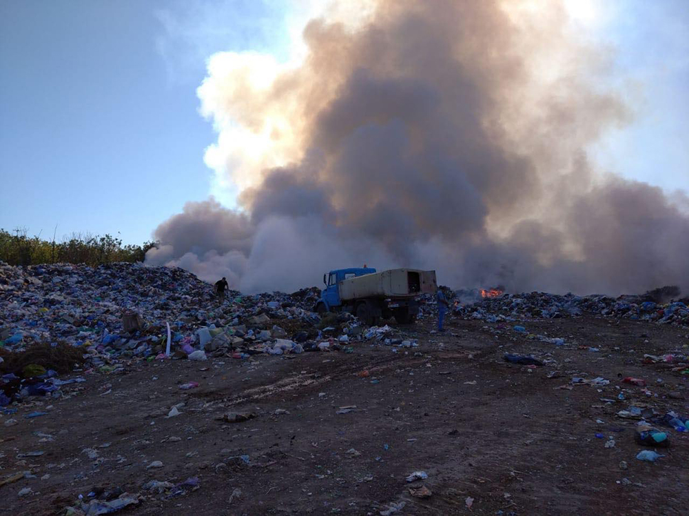 Под Николаевом загорелся полигон твердых бытовых отходов. Фото: dsns.gov.ua