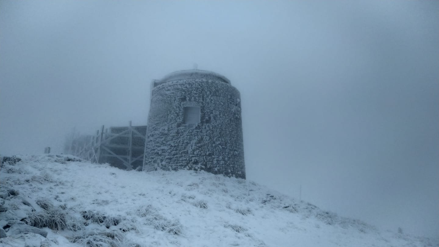 На высокогорье Карпат пошел снег. Фото: facebook.com/chornogora.rescue112