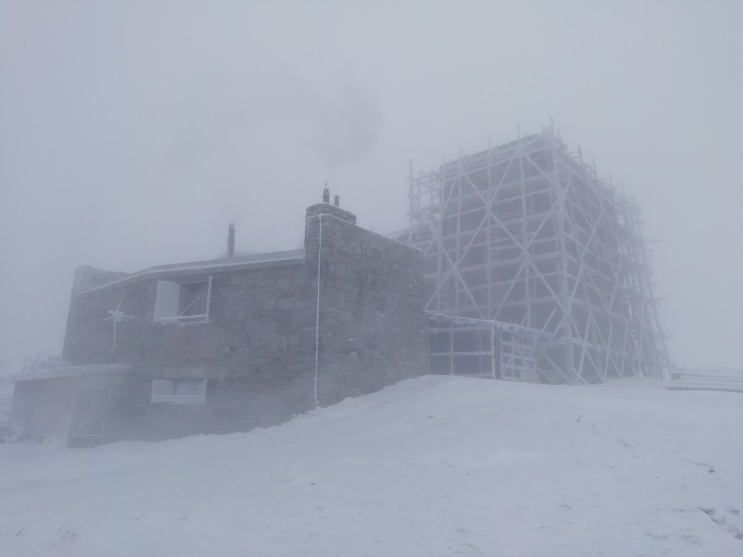 На горе Поп Иван пошел снег из-за резкого похолодания. Фото: facebook.com/chornogora.rescue112