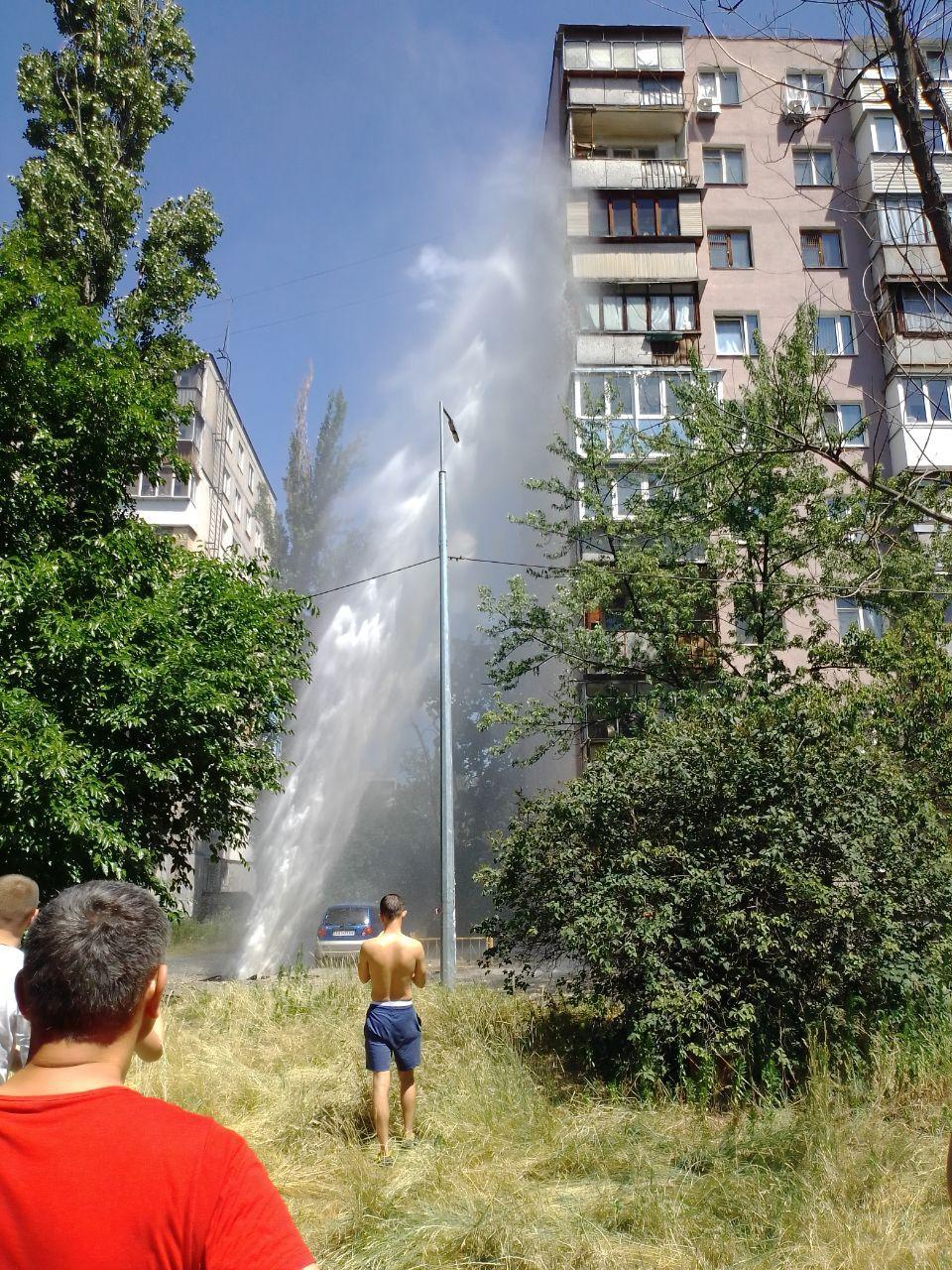 В Киеве на Березняках прорвало трубу. Фото: unian.net