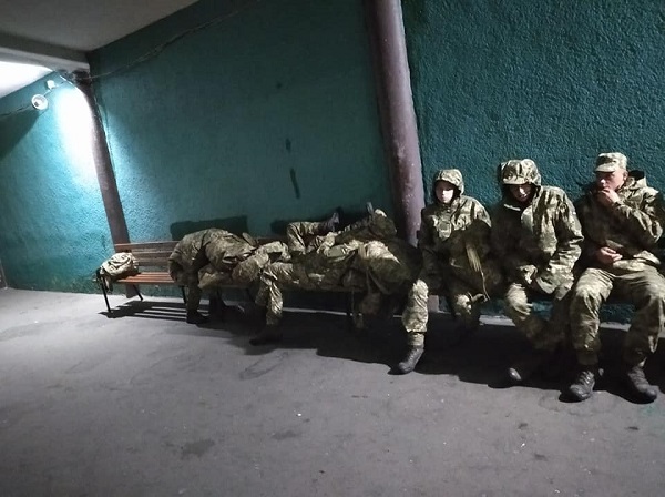 Новобранцы в Черкассах ночевали на улице. Фото: provce.ck.ua