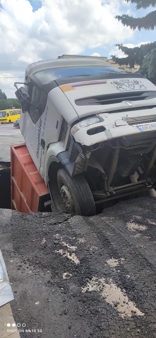В центре Житомира грузовик провалился под землю. Фото: facebook.com/a.bliznjuk.zt