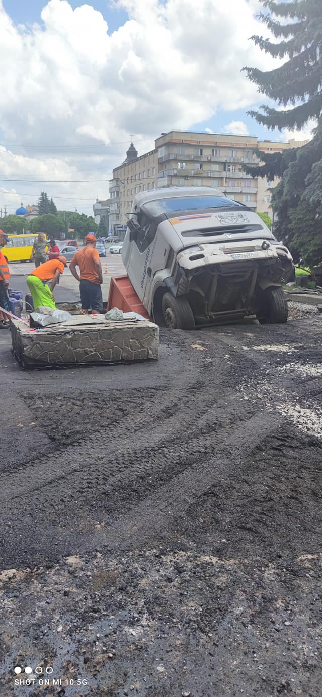 В центре Житомира грузовик провалился под землю. Фото: facebook.com/a.bliznjuk.zt