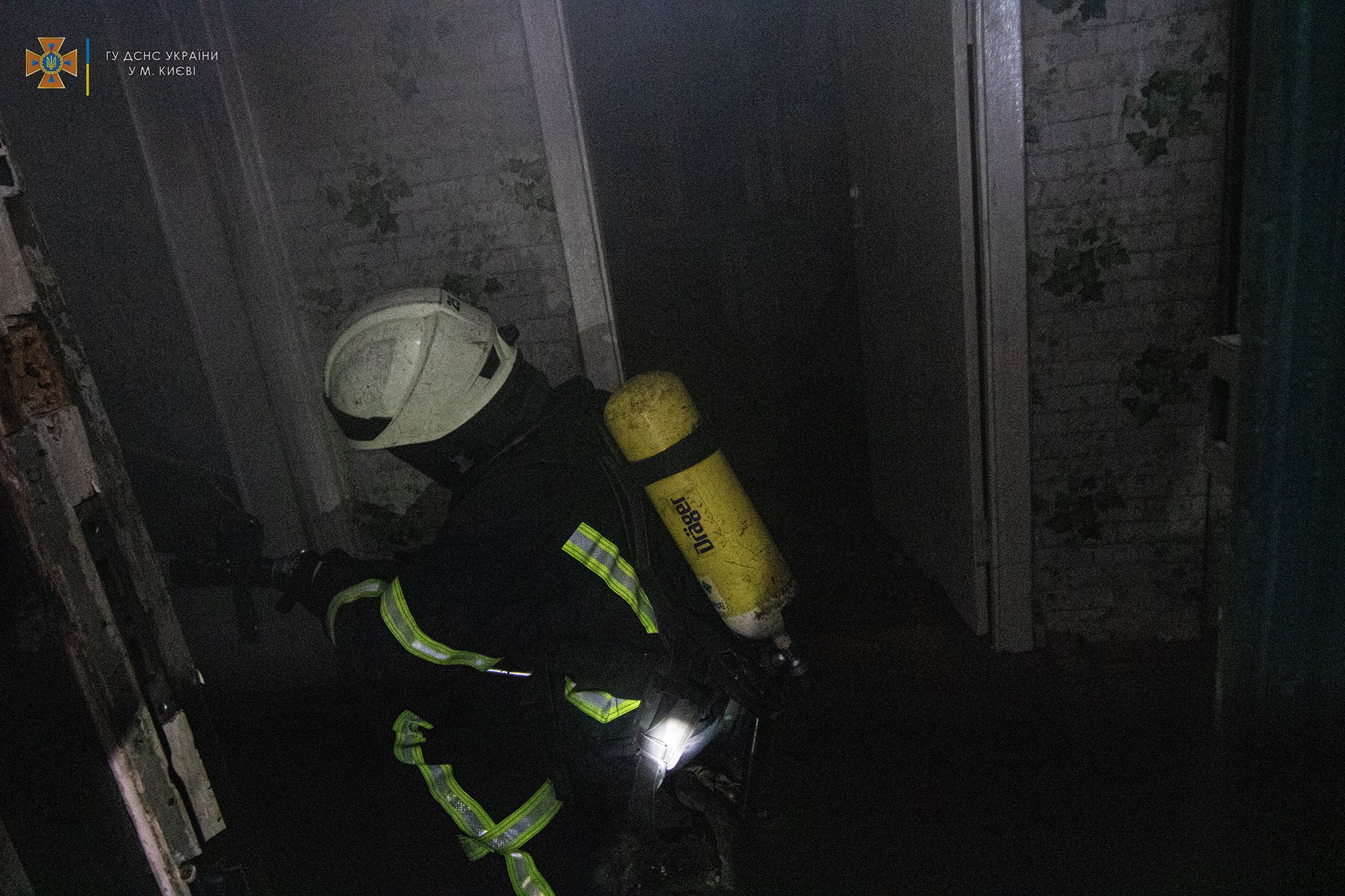 В Киеве горела квартира в многоэтажке. Фото: facebook.com/DSNSKyiv