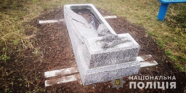 В Винницкой области подростки разломали восемь могил. Фото: vn.npu.gov.ua