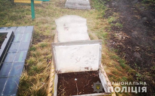 В Винницкой области подростки разломали восемь могил. Фото: vn.npu.gov.ua