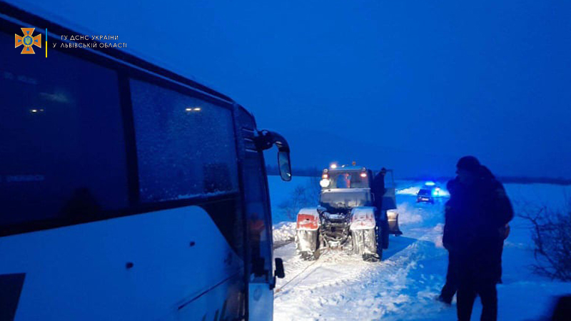 Под Львовом спасателям пришлось эвакуировать пассажирский автобус. Фото: ГСЧС Украина