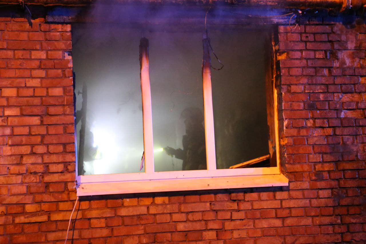 В Киеве из-за пожара в многоэтажке погиб мужчина. Фото