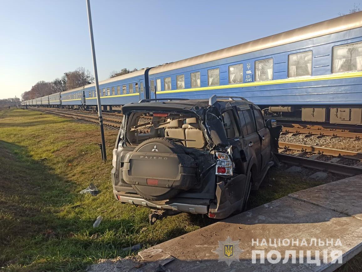 Под Харьковом поезд сбил машину. Фото: Нацполиция