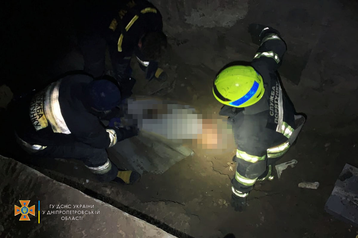 Под Днепром бетонная плита насмерт задавила парня. Фото: dp.dsns.gov.ua