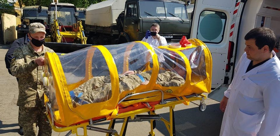 Медики ВСУ показали капсулу для транспортировки зараженных коронавирусом. Фото: facebook.com/Ukrmilitarymedic