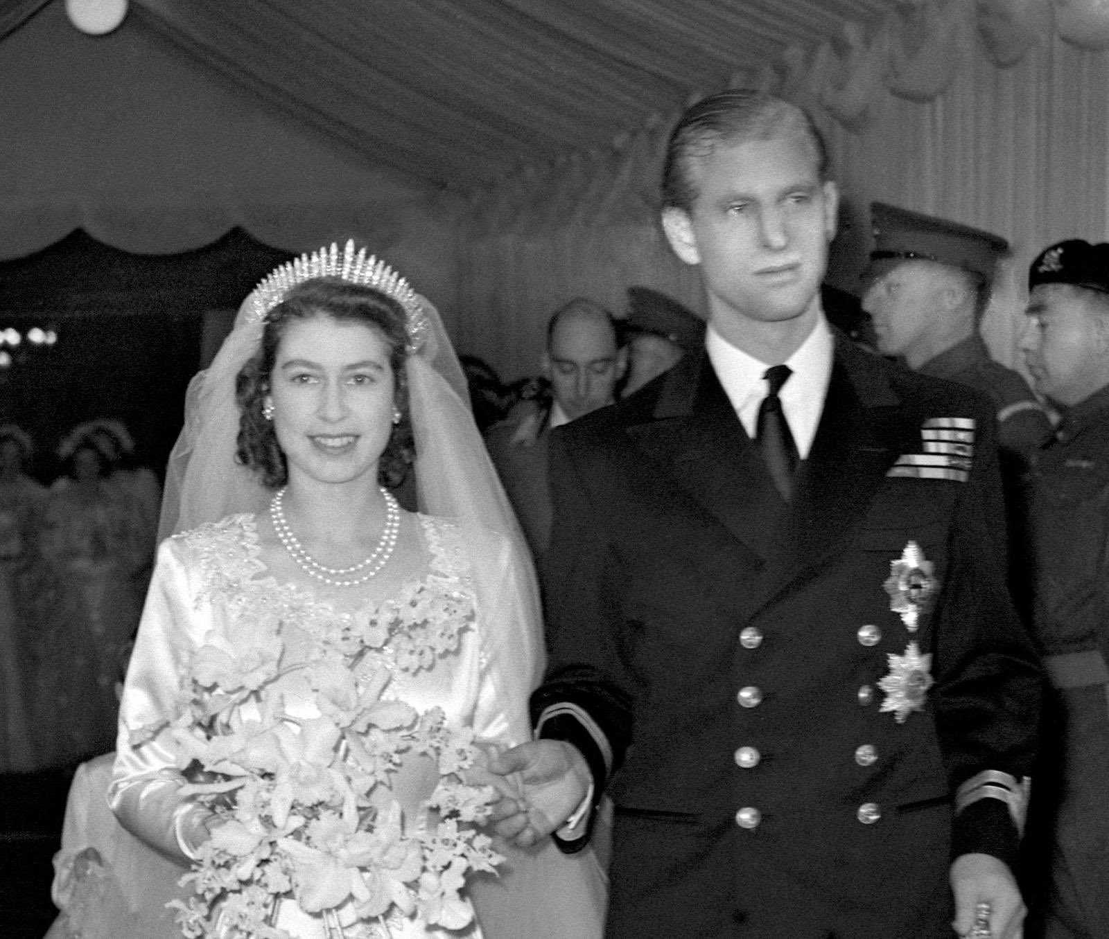 Королевская семья поделилась снимками со свадьбы принцессы Беатрис. Фото: twitter.com/RoyalFamily