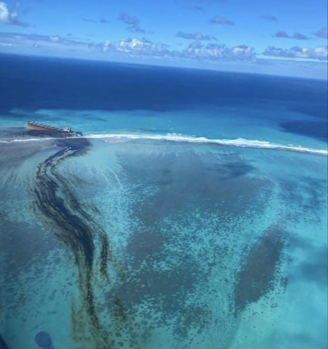 Остров Маврикия оказался на грани экологической катастрофы. Фото: twitter.com/hugoclement