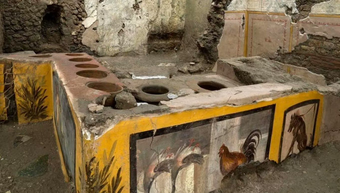 Археологи в Помпеях нашли древний продуктовый магазин. Фото: twitter.com/RomArchable