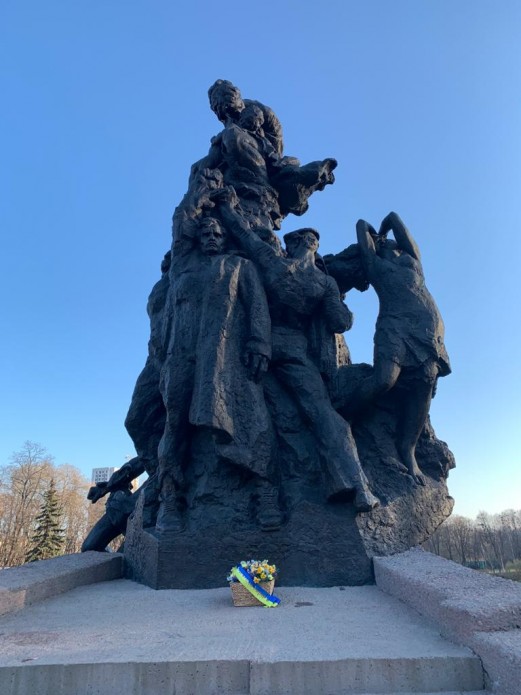 От имени Зеленского возложили цветы в знак памяти жертв концлагерей. Фото: president.gov.ua