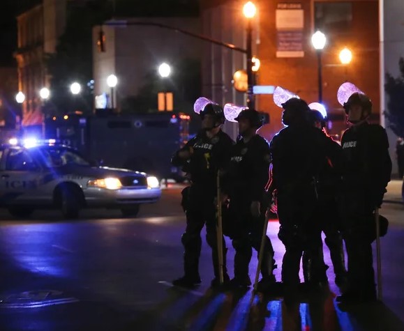 Протесты в США закончились смертью человека. Фото: courier-journal.com