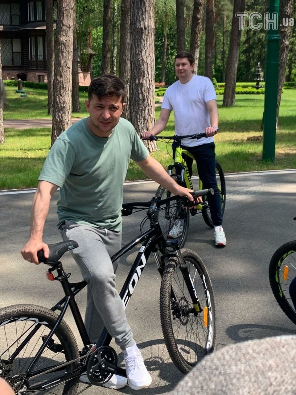 Зеленский приехал на встречу с журналистами на велосипеде. Фото: tsn.ua