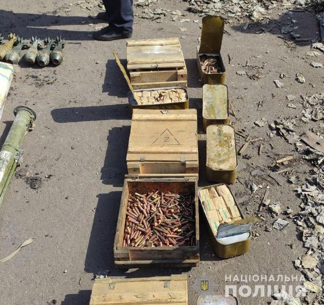 В Мариуполе нашли схрон боеприпасов. Фото: npu.gov.ua