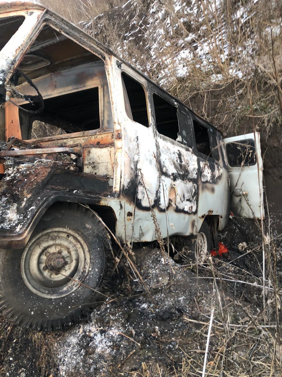 На границе с Россией обнаружили сгоревший микроавтобус с остатками икры. Фото: dpsu.gov.ua