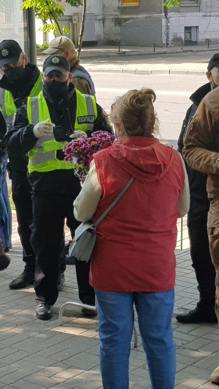 Украинцы пришли возложить цветы к парку Вечной Славы. Фото: Страна