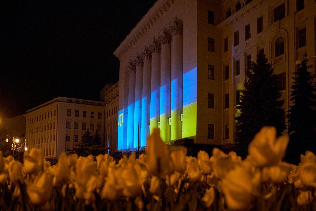 Офис президента окрасили в цвета флага крымских татар. Фото: facebook.com/president.gov.ua