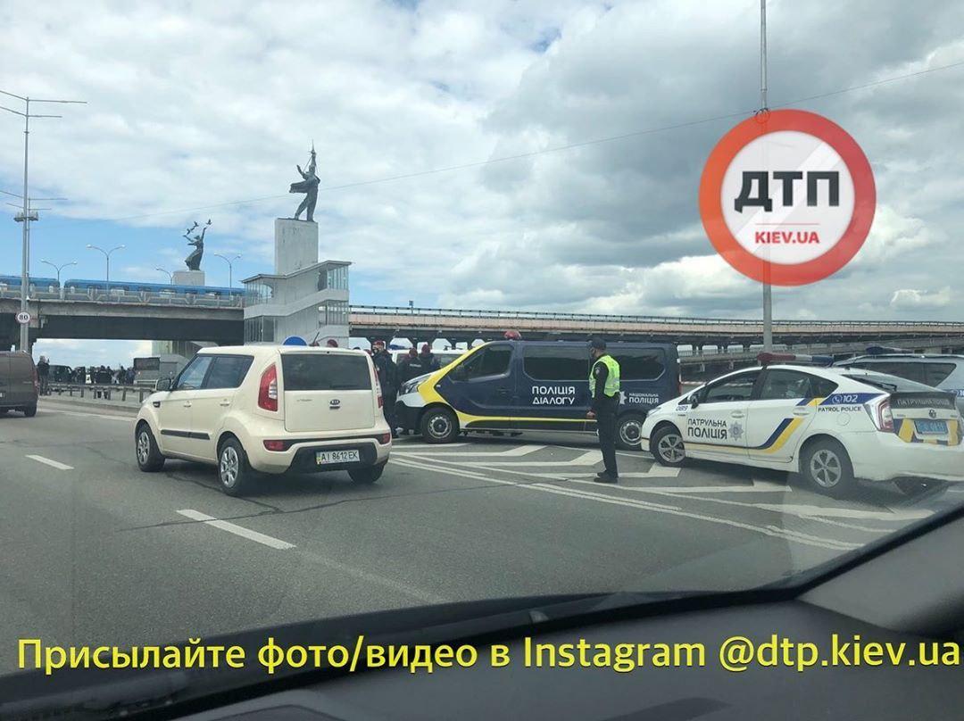 В Киеве заминирован мост Метро. Фото: instagram.com/dtp.kiev.ua