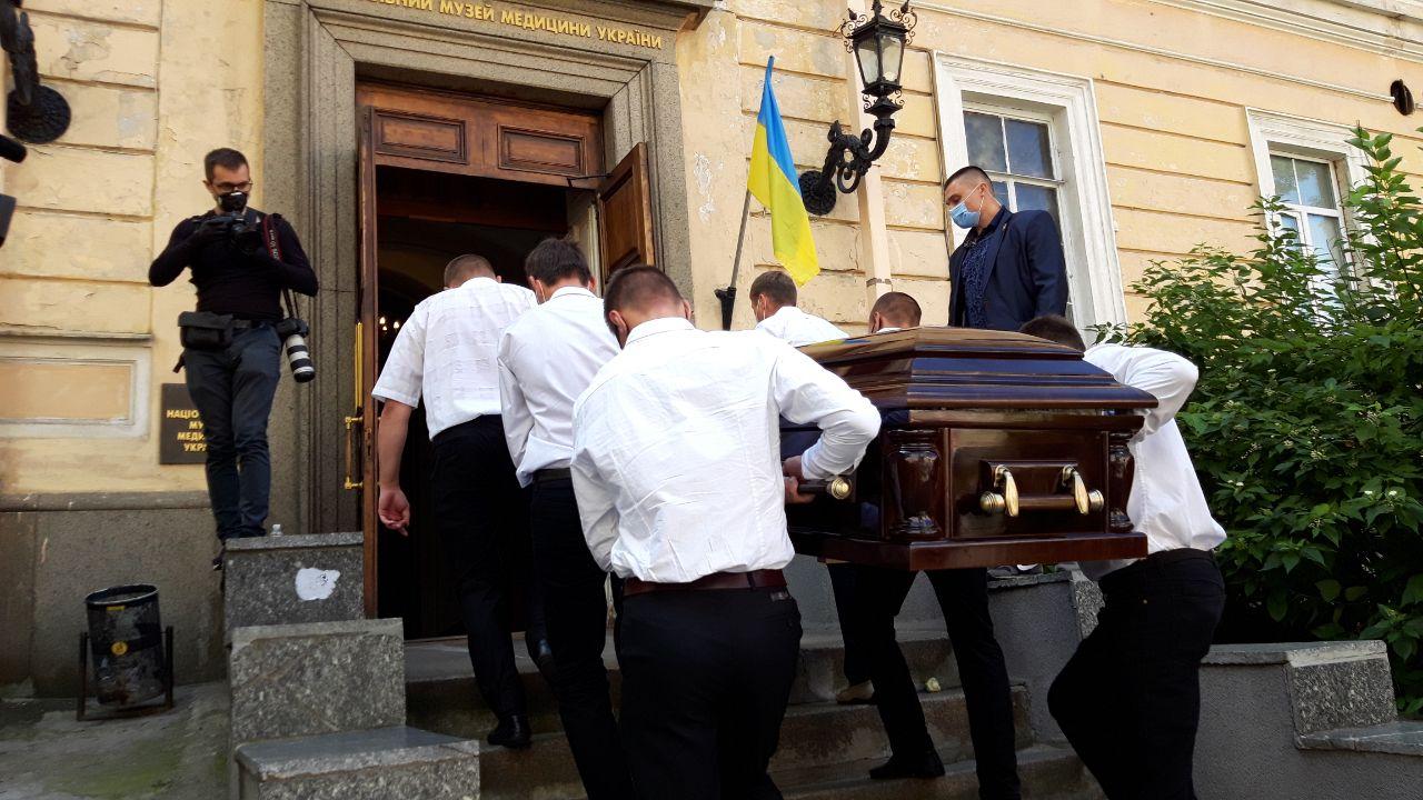 К зданию Национального музея Украины привезли гроб с телом тестя Порошенко. Фото: Страна