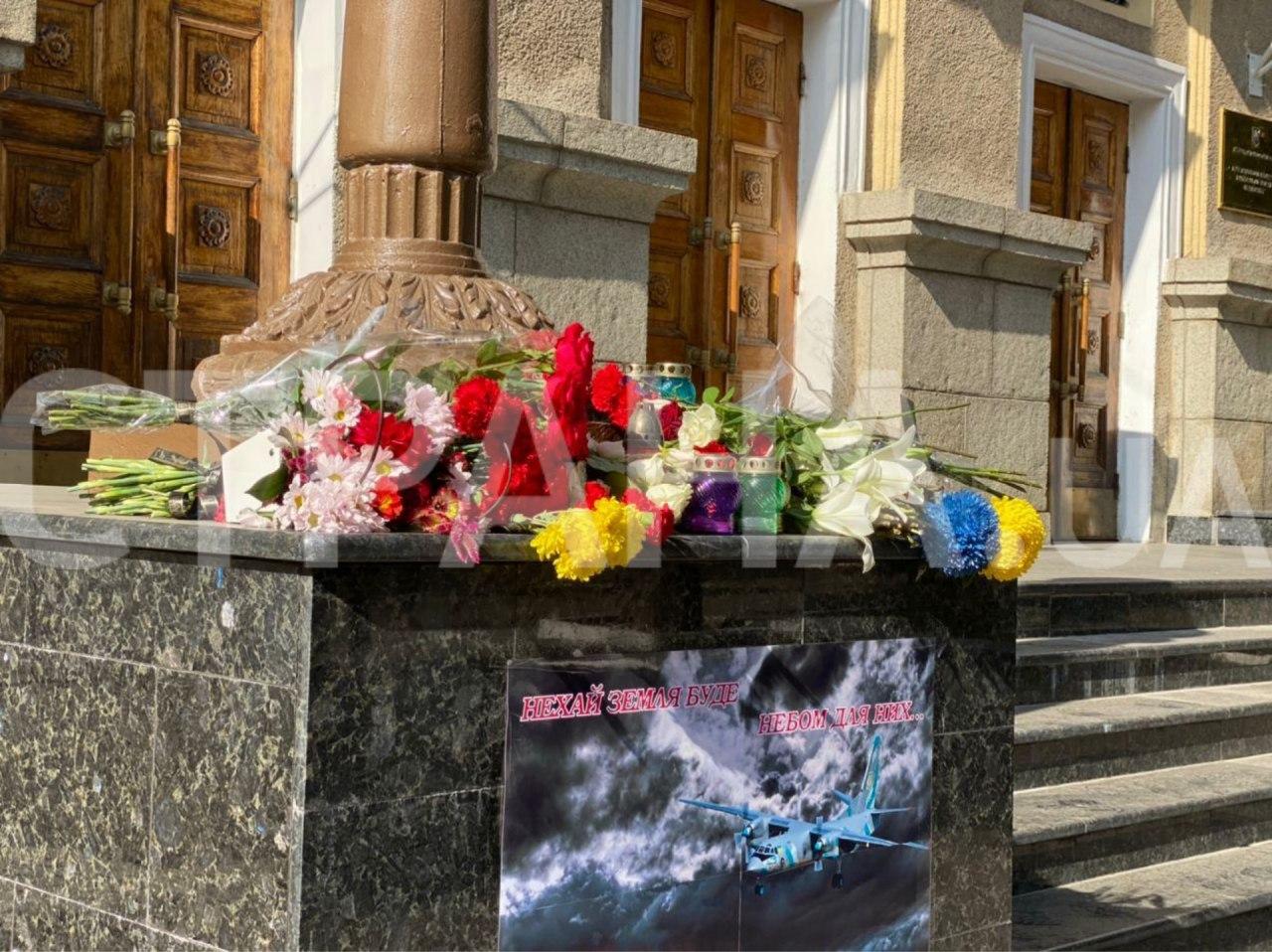 К университету Кожедуба харьковчане несут цветы. Фото: Страна