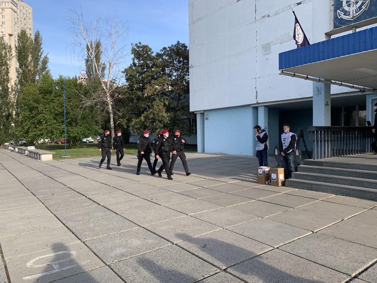 На избирательном участке, где будет голосовать Зеленский, заметили силовиков. Фото: Страна