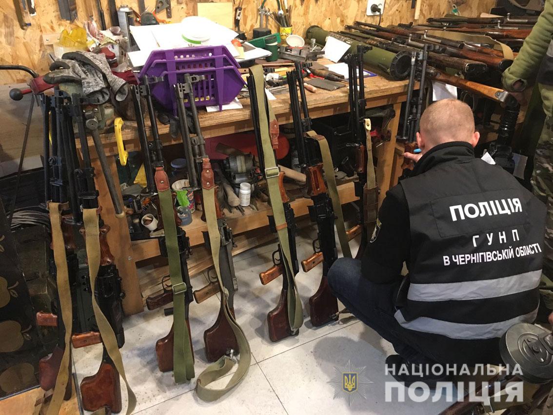 В Чернигове мужчина оборудовал оружейную в гараже. Фото: Нацполиция