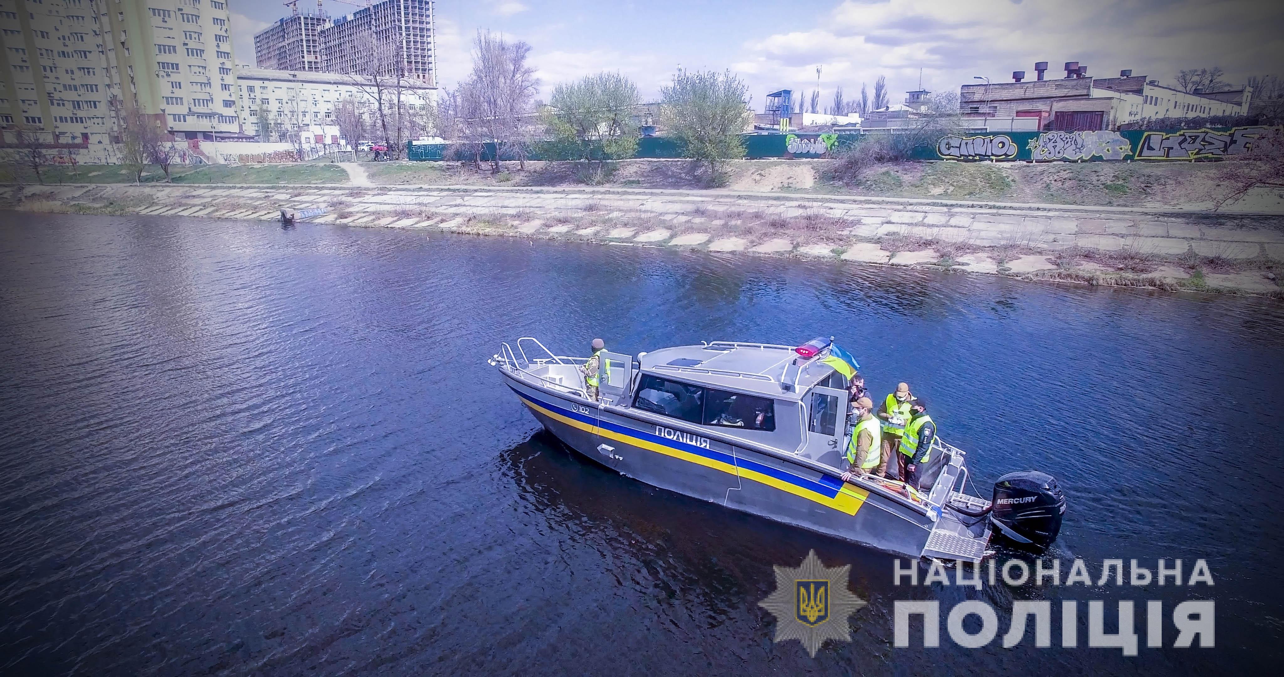 Полиция патрулирует соблюдение карантина с воды и с воздуха. Фото: npu.gov.ua