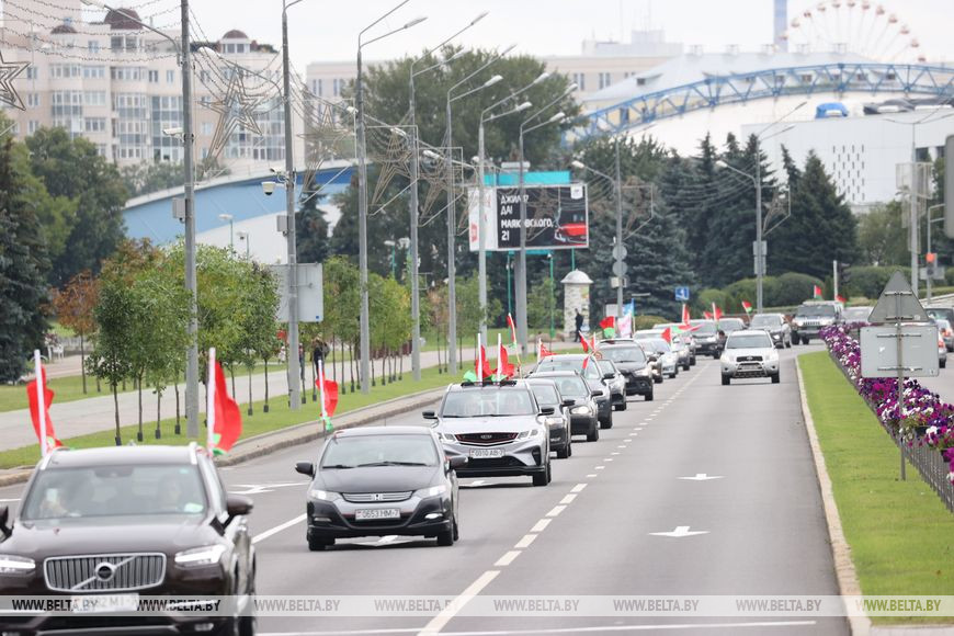 В Минске более 100 водителей присоединились к автопробегу в поддержку Лукашенко. Фото: БЕЛТА