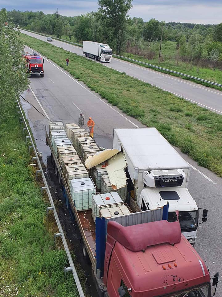 В Харьковской области на дорогу из грузовика вылилась соляная кислота. Фото: ГСЧС