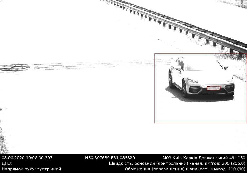 8 июня Porsche Panamera проехал со скоростью 200 км/ч на трассе Киев-Харьков-Довжанский. Фото: Нацполиция