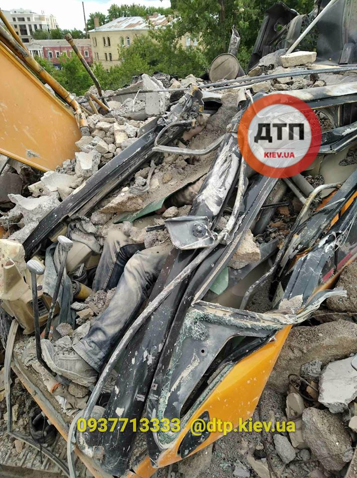 На стройке на заводе "Арсенал" обрушилась плита, погиб водитель. Фото: dtp.kiev.ua
