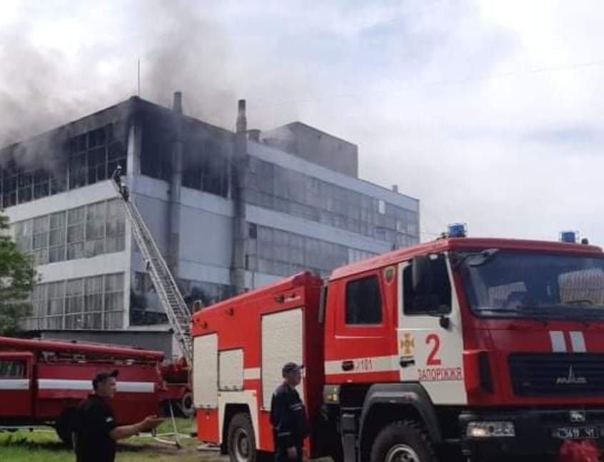 В Запорожье загорелась обувная фабрика Мида. Фото: ГСЧС
