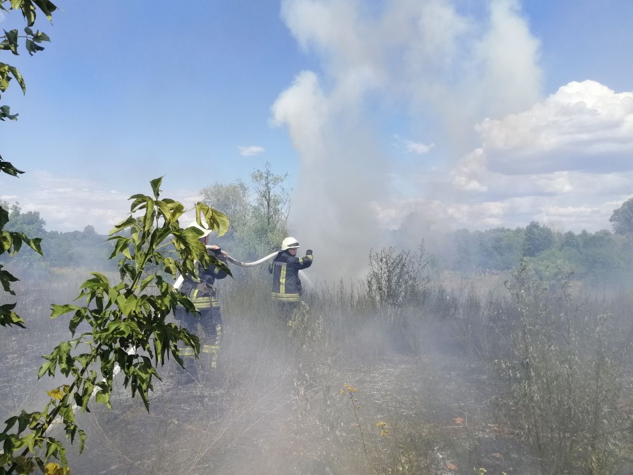 В Киеве на Оболони мужчина устроил масштабный пожар посреди поля. Фото: ГСЧС