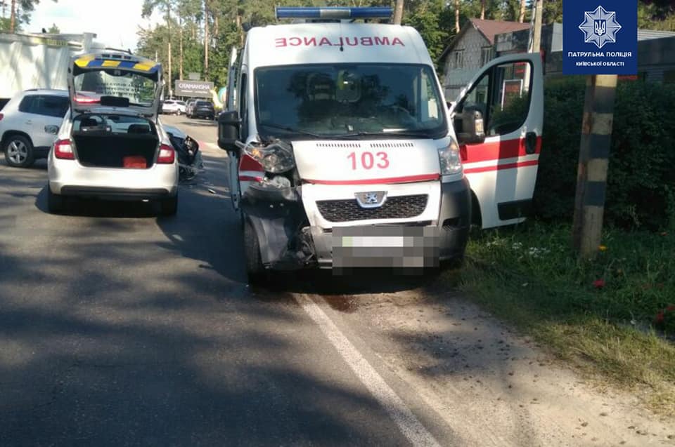 Под Киевом произошло ДТП с участием машины скорой помощи. Есть пострадавшие. Фото: Патрульная полиция Киевской области