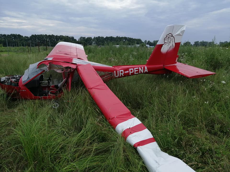 В Ивано-Франковской области самолет совершил аварийную посадку в поле. Фото: ГСЧС