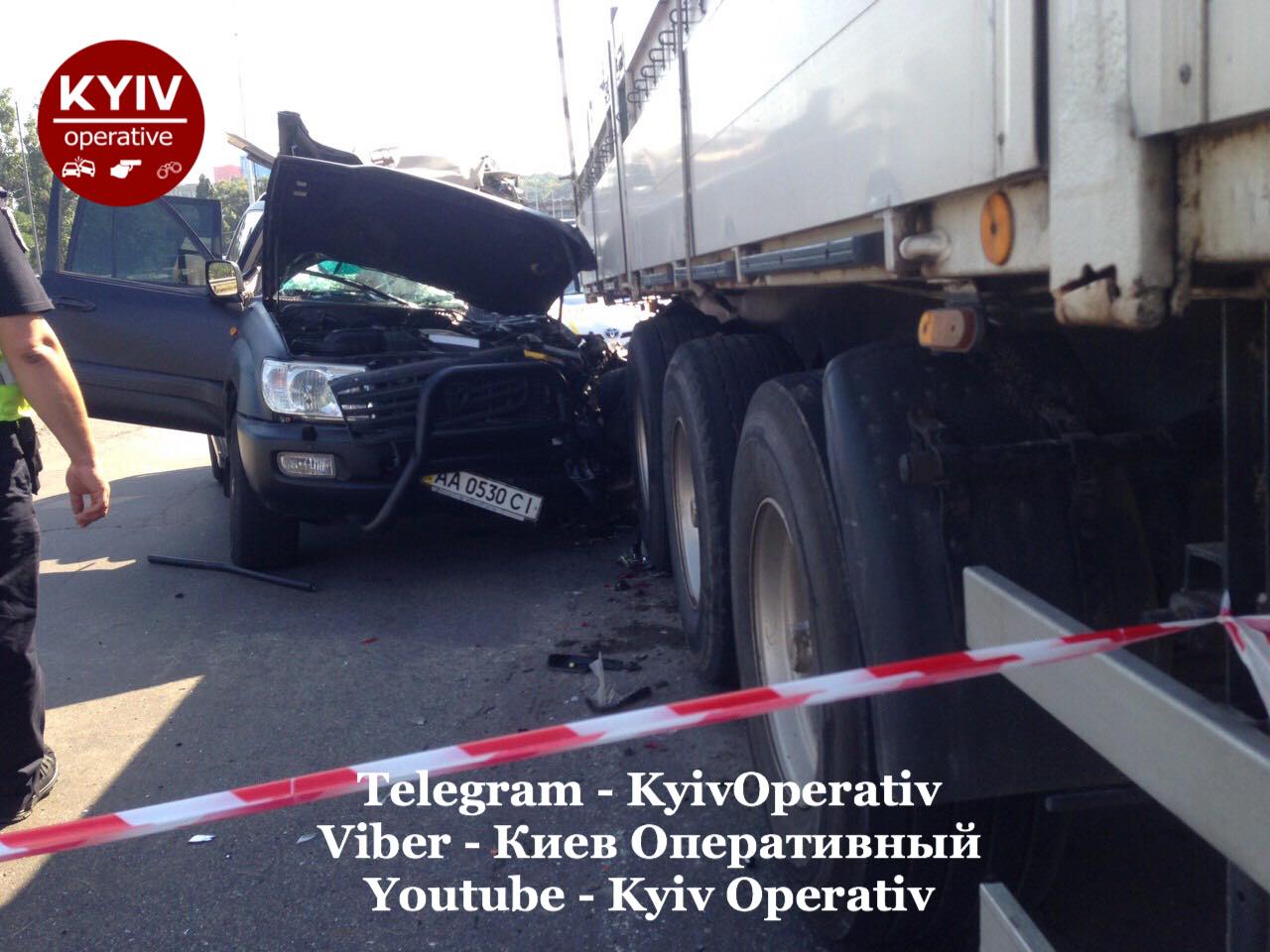В Киеве столкнулись Toyota и грузовик. Есть погибший. Фото: Киев оперативный
